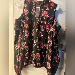 Shoulder cut out blouse flowered